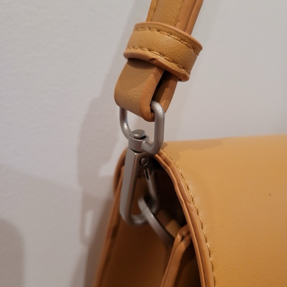 Pixie Mood Zoe Crossbody bag purse Honey color. Premium vegan leather Smoke free - Picture 5 of 12